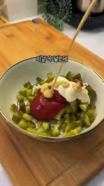 팬에 기름을 두르고 소고기 올린 또띠아를 올려 치즈를 얹어 익힌다. — 육즙 폭발 타코버거 레시피