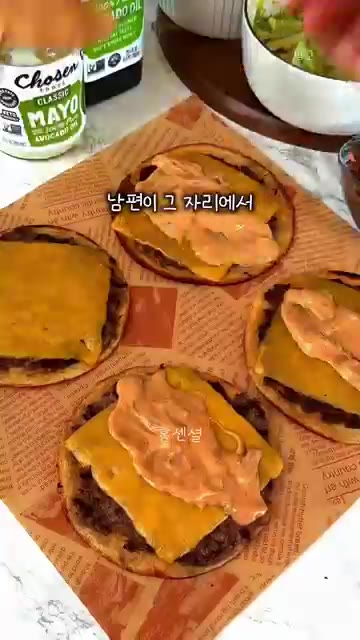 다진 양파, 피클, 마요네즈, 케첩을 섞어 소스를 만들고 양상추와… — 육즙 폭발 타코버거 레시피