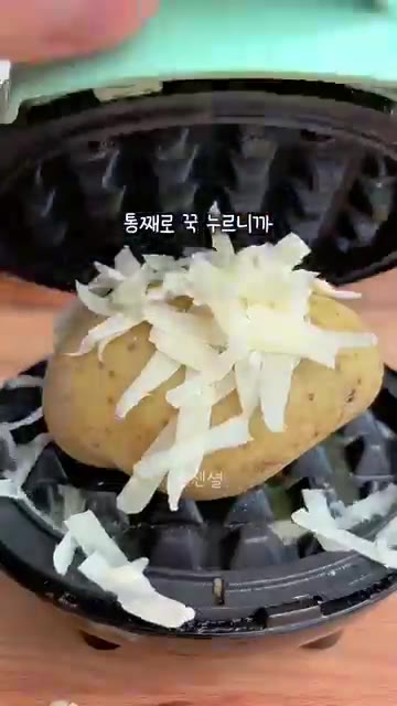 구워진 감자 와플 위에 슬라이스한 아보카도와 계란 프라이를 올린다. — 감자 와플 레시피