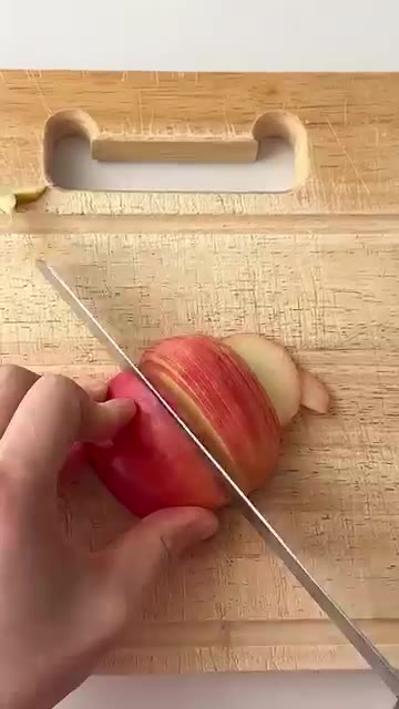 사과 1/4개를 반으로 갈라 얇게 썰어줍니다. 빵 위에 겹쳐서 보기… — 아침에 먹으면 속 편하고 붓기 쏙 빠지는 아보카도 사과 토스트