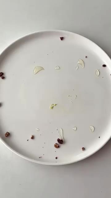 맛있게 완성된 아보카도 사과 토스트를 한 입 베어 물어봅니다. — 아침에 먹으면 속 편하고 붓기 쏙 빠지는 아보카도 사과 토스트