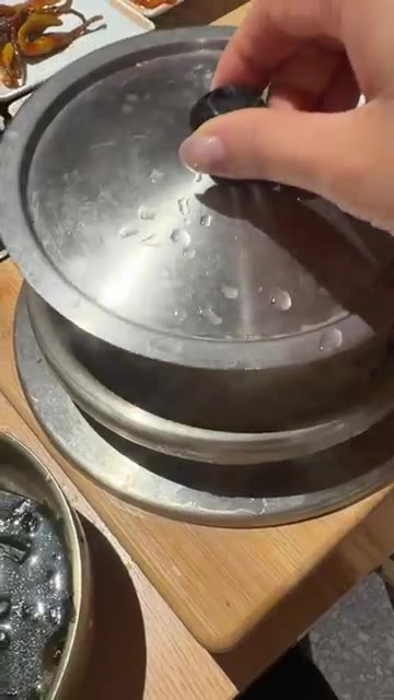 솥밥과 함께 다양한 반찬을 즐길 수 있습니다. — 3가지 생선구이, 제육볶음, 솥밥을 인당 2만원대에? 남양주 드라이브 맛집