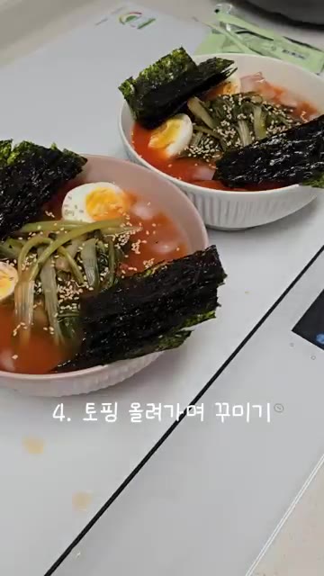 차가운 열무김치 국물을 부어주고 김을 올려 완성합니다. — 초간단 열무국수