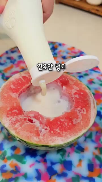 파낸 수박 속을 스쿱으로 떠서 얼린 후, 다시 수박 안에 담는다. — 수박빙수🍉더운 여름, 아이들 간식으로 좋은 시원한 수박빙수!! #shortfood #수박 #빙수 #간식만들기 #수박빙수