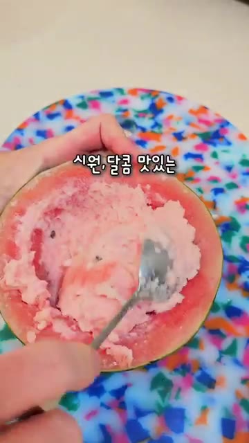 우유와 연유를 뿌려 수박빙수를 완성한다. — 수박빙수🍉더운 여름, 아이들 간식으로 좋은 시원한 수박빙수!! #shortfood #수박 #빙수 #간식만들기 #수박빙수