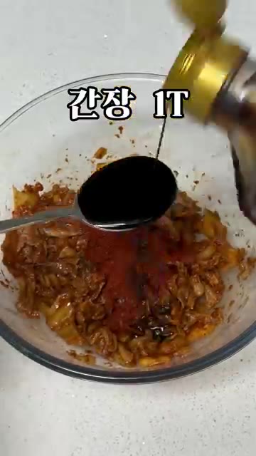 잘라둔 김치에 고춧가루, 설탕, 마요네즈, 간장을 넣고 잘 섞어줍니다. — 김치볶음밥에 마요네즈 꼭 넣어보세요