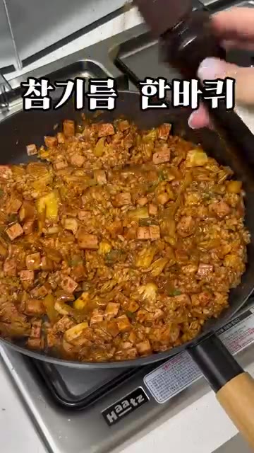 참기름 한 바퀴와 깨 1T를 넣고 마무리합니다. — 김치볶음밥에 마요네즈 꼭 넣어보세요