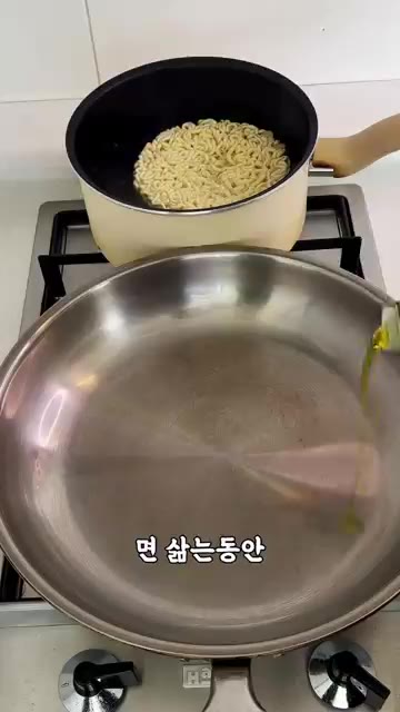 마늘 7개는 편으로 썰고, 3개는 다져 준비합니다. — 요리대회 1등 짜파게티 레시피