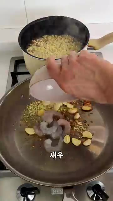 끓는 물에 짜파게티 면과 건더기 스프를 넣고 4분간 삶아줍니다. — 요리대회 1등 짜파게티 레시피