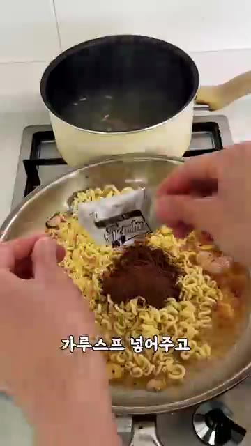 팬에 올리브 오일과 조미유를 두르고 편으로 썬 마늘과 다진 마늘을… — 요리대회 1등 짜파게티 레시피