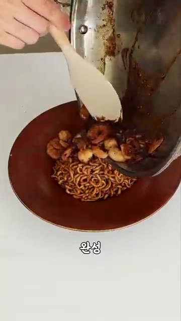 마늘 향이 올라오면 페페론치노와 새우를 넣고 볶아줍니다. — 요리대회 1등 짜파게티 레시피