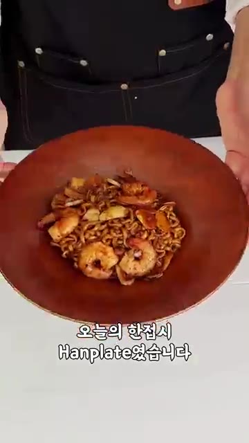 면수 두 국자를 넣고 삶은 면을 넣어줍니다. — 요리대회 1등 짜파게티 레시피