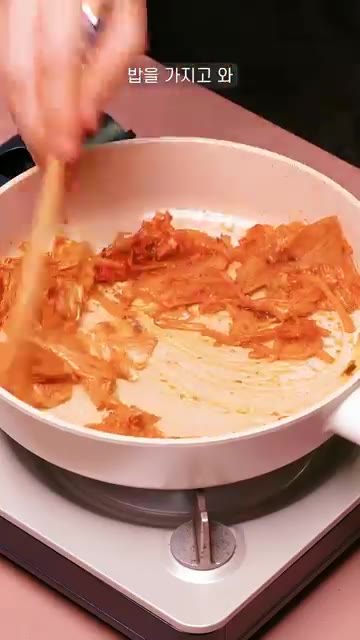 밥에 소금으로 간을 맞추고 참기름을 넣어 잘 비벼준다. — 납작 계란말이 김밥