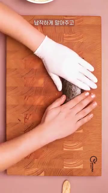 김 위에 밥을 얇게 올리고 볶은 김치와 스팸을 올린 다음 돌돌 말아… — 납작 계란말이 김밥