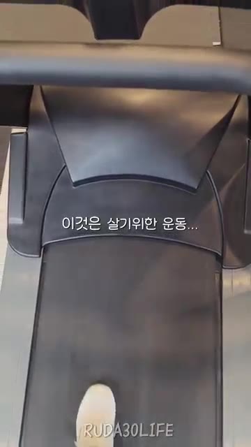 팬에 돼지고기를 넣고 볶다가 돼지력 상승을 위해 삼겹살도 추가한다. — 냉동 야채로 간편하게 만드는 카레