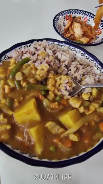 완성된 카레를 밥 위에 얹고 김치와 함께 맛있게 먹는다. — 냉동 야채로 간편하게 만드는 카레