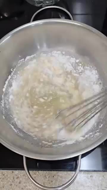 센 불로 끓이다가 끓어오르면 중약불로 줄여줍니다. — 김장용 간단 찹쌀풀 만들기