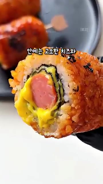 따뜻한 밥에 참기름과 '이것'을 넣고 섞어줍니다. 구운 소시지에 치… — 겉은 바삭 속은 쫀득! 데리야끼 소스 싹 바른 단짠 치즈 밥도그 레시피