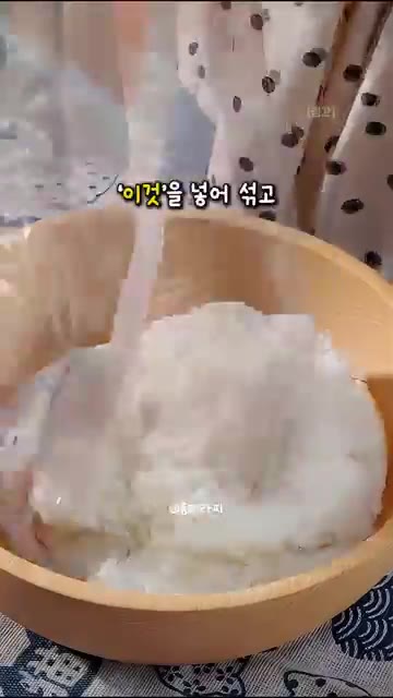 팬에 기름을 두르고 밥으로 감싼 소시지를 노릇하게 구워줍니다. 데리… — 겉은 바삭 속은 쫀득! 데리야끼 소스 싹 바른 단짠 치즈 밥도그 레시피