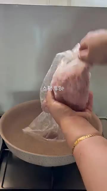 스팸을 꺼내 먹기 좋게 썰어주고, 고추는 잘게 다져줍니다. 팬에 스… — 불닭 땡초 김밥 레시피