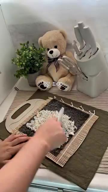 볶아둔 스팸과 고추를 밥 위에 올리고 김을 돌돌 말아줍니다. — 불닭 땡초 김밥 레시피