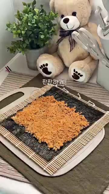 김밥 위에 불닭 소스를 뿌리고 먹기 좋게 썰어줍니다. — 불닭 땡초 김밥 레시피