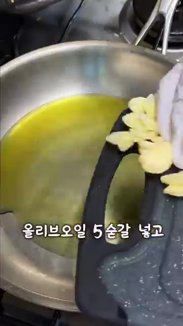 4분 삶은 스파게티 면을 팬에 넣고, 끓여둔 와인 소스를 조금씩 부… — 이탈리아에서 파스타를 이렇게 먹는다고?!