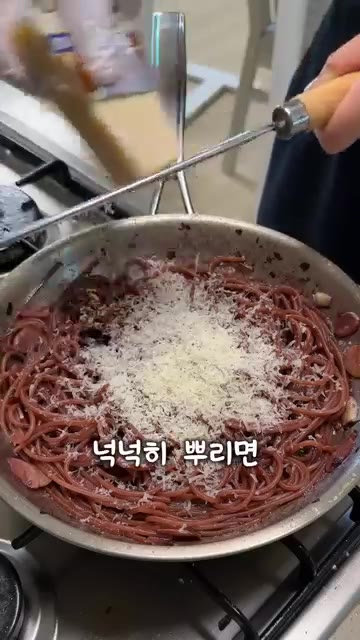 마지막으로 페코리노 치즈를 넉넉히 뿌려 섞는다. — 이탈리아에서 파스타를 이렇게 먹는다고?!