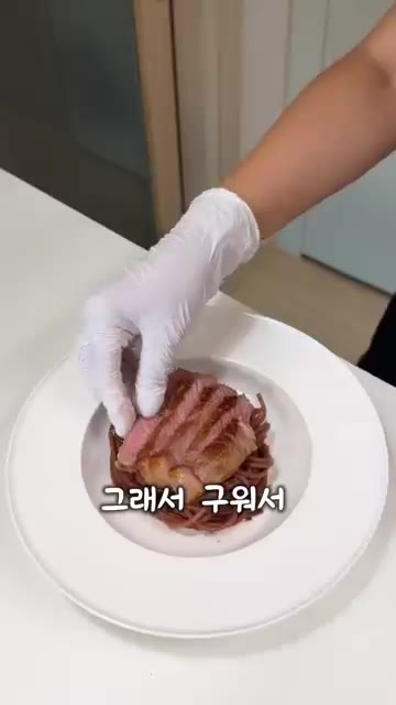 팬에 스테이크를 올리고 굽는다. — 이탈리아에서 파스타를 이렇게 먹는다고?!