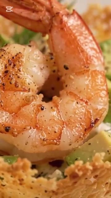 딜과 오이로 장식하여 완성한다. — 바삭한 치즈에 탱글한 새우! 아보카도 새우컵