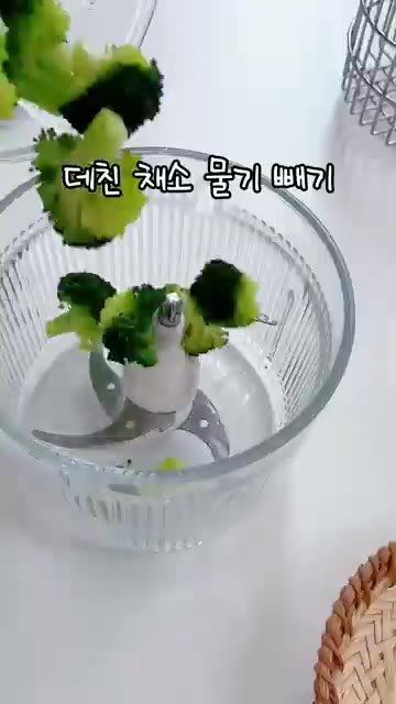 브로콜리와 당근을 데쳐 물기를 뺀 후 잘게 다져줍니다. 데칠 때 올… — 만두 못 빚어도 쉽게 만드는 예쁜 새우만두 레시피