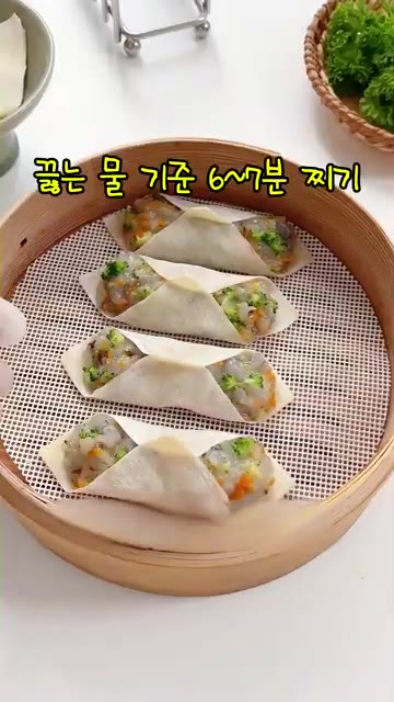 물이 끓으면 찜기에 넣고 6~7분간 쪄줍니다. — 만두 못 빚어도 쉽게 만드는 예쁜 새우만두 레시피