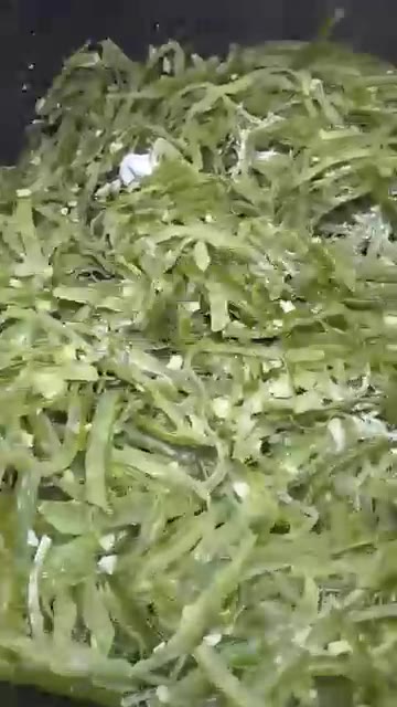 간을 보고 싱거우면 소금을 추가해 주세요. — 미역줄기볶음 레시피