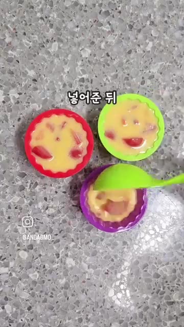 머핀 틀에 반죽을 적당량 넣어줍니다. — 면역력 높이는 아기 간식 토마토 달걀 컵구이