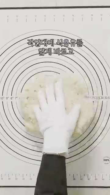 작업대에 식용유를 얇게 바르고 찐 반죽을 올려 매끈해질 때까지 치대… — 요즘 난리난 과일 찹쌀떡 정석 레시피
