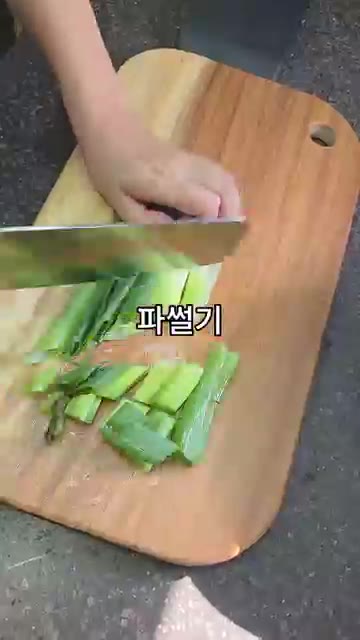 무를 썰어 준비합니다. — 실패없는 소고기 무국 레시피