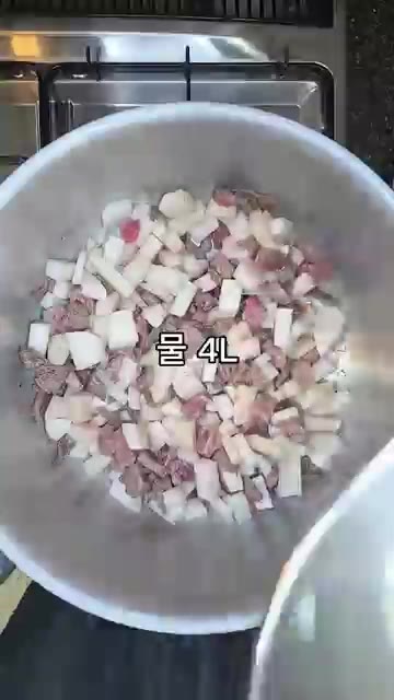 냄비에 올리브유를 두르고 소고기 600g을 넣고 볶습니다. — 실패없는 소고기 무국 레시피