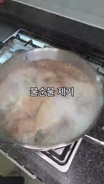 썰어둔 무와 물 4L를 넣고 끓입니다. — 실패없는 소고기 무국 레시피
