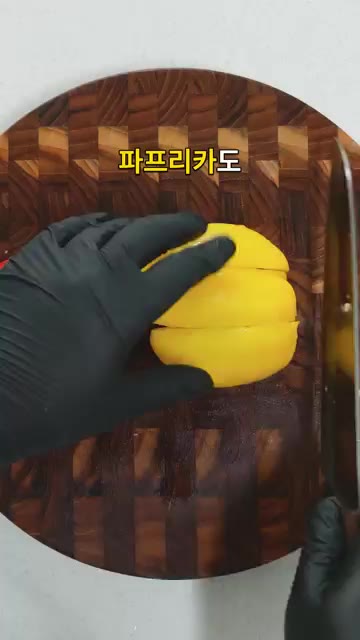 척아이롤은 2.5~3cm 크기로 썰어 키친타월로 물기를 제거하고 후… — 겉은 노릇하고 속은 부드러운 찹스테이크