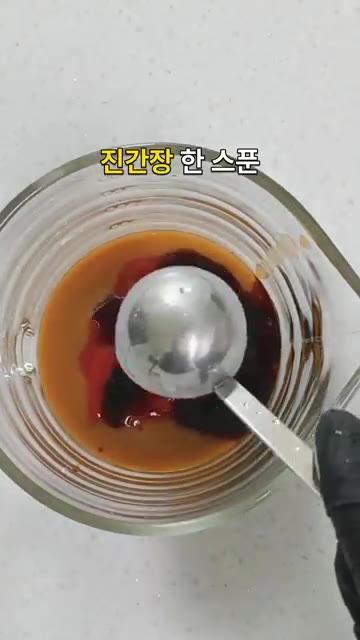 양파와 파프리카는 큼직하게 썰고, 양송이버섯은 물기를 제거합니다.… — 겉은 노릇하고 속은 부드러운 찹스테이크