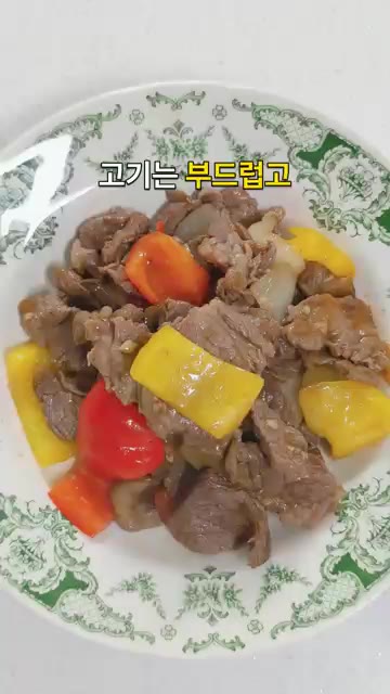 구워둔 고기와 육즙을 넣고 센 불에서 1분간 빠르게 섞은 후 후추를… — 겉은 노릇하고 속은 부드러운 찹스테이크