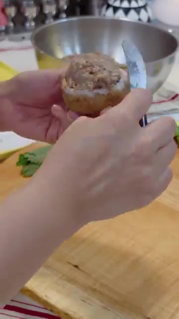 반죽을 동그랗게 빚어 깻잎으로 감싸고, 애호박은 썰어 반죽을 넣고,… — 추석 전, 떡갈비 반죽 하나로 깻잎전, 애호박전, 표고버섯전까지