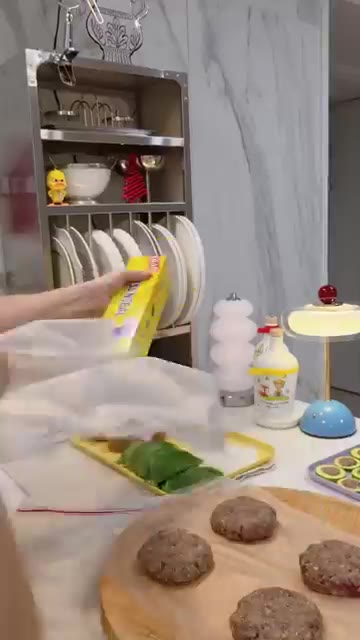 만든 전 재료에 부침가루를 묻히고 계란물을 입힌다. — 추석 전, 떡갈비 반죽 하나로 깻잎전, 애호박전, 표고버섯전까지
