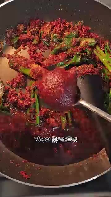 팬 한쪽에 간장 네 스푼을 넣고 간장이 끓어오르면 고추장 한 큰술을… — 오징어볶음 황금레시피 무조건 성공😋