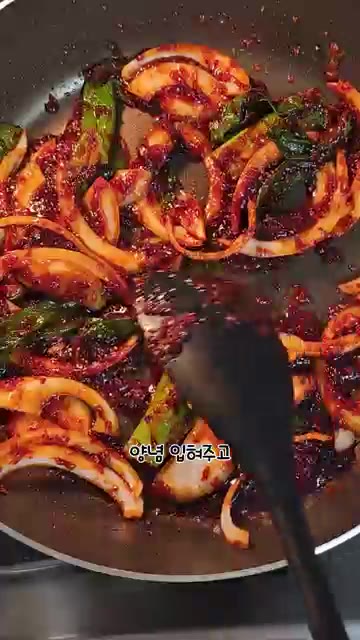 양파를 넣고 양념을 입혀줍니다. — 오징어볶음 황금레시피 무조건 성공😋