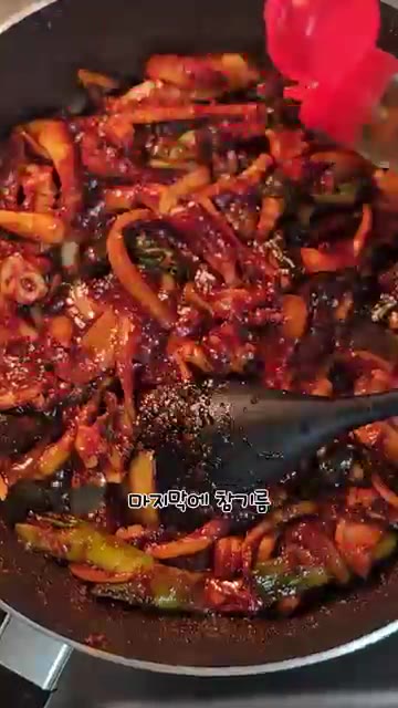 마지막에 참기름을 두르고 통깨를 뿌려주면 완성입니다. — 오징어볶음 황금레시피 무조건 성공😋