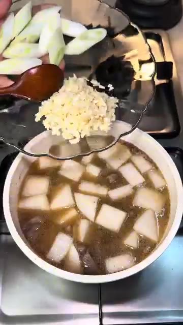 국간장 두 큰술과 참치액 한 큰술을 넣어줍니다. — 맑고 진한 소고기 무국 끓이는 법