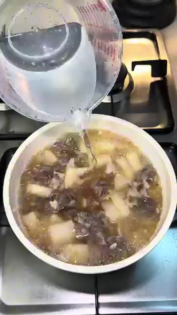 다진 마늘 40g을 넣고 기름을 걷어내줍니다. — 맑고 진한 소고기 무국 끓이는 법