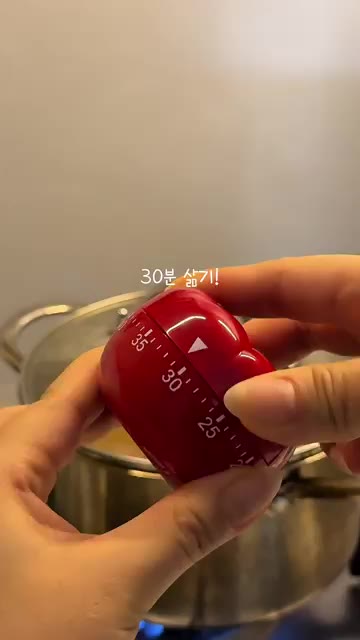 데친 시래기 500g은 물기를 짜고 맛간장 1큰술, 고춧가루 2큰술… — 순살감자탕