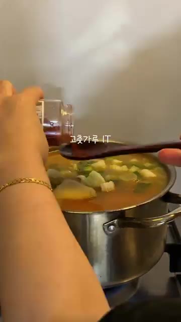 마늘 1큰술, 고춧가루 1큰술, 멸치액젓 1큰술을 넣고 10분간 더… — 순살감자탕